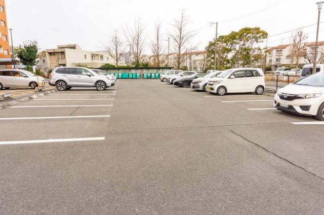 赤坂台団地:広々とした駐車場