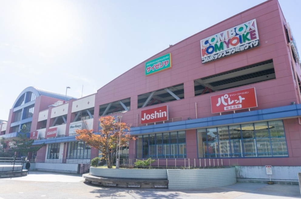 「コムボックス 光明池」。サイゼリアやJhoshin、パレットの看板も掲げられている