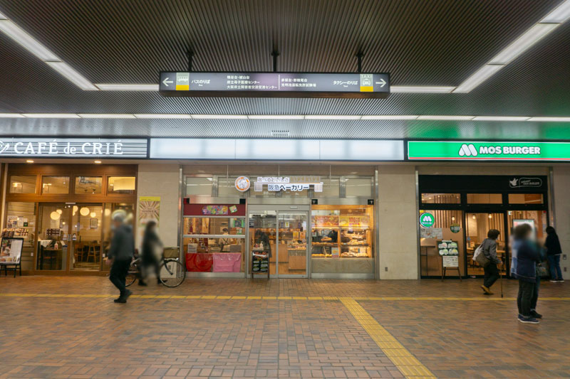 改札前