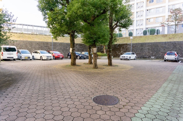 香里三井K団地:広々とした屋外駐車場