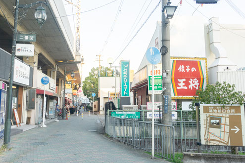 線路沿いの商店街