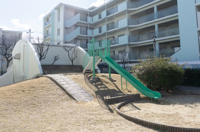 湊団地:滑り台のある公園