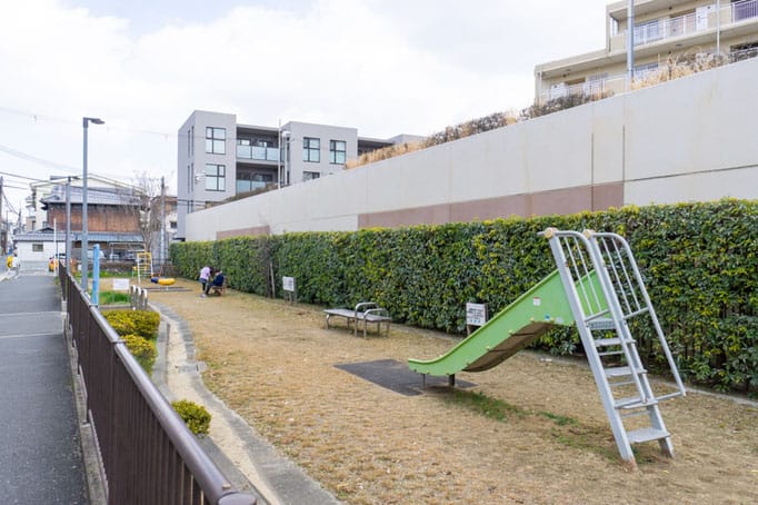 ＯＰＨ吹田片山内の滑り台付き公園