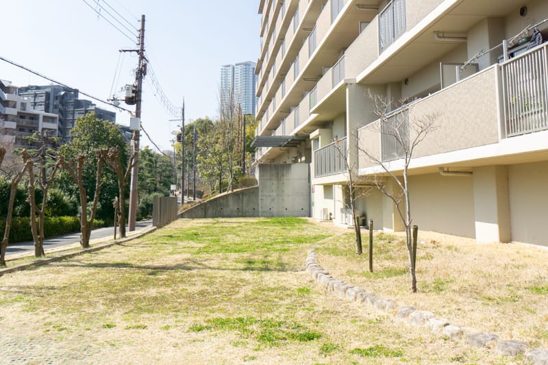 「千里東町公園」に隣接