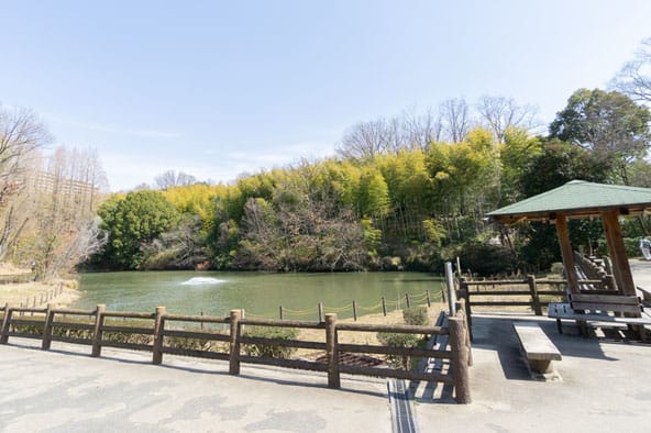 千里東町公園 デッキの遊歩道 休憩所