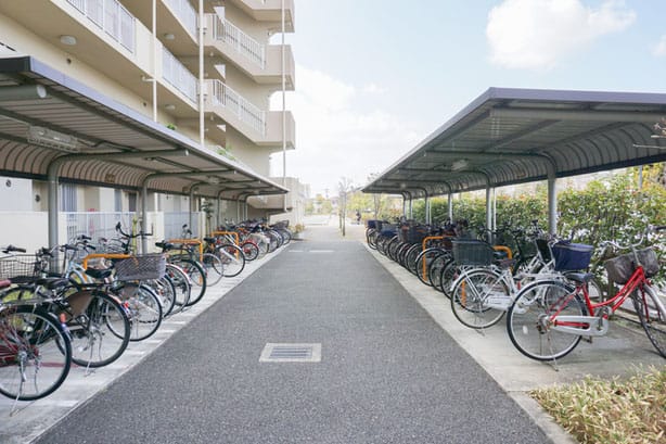 敷地内 屋根付きのサイクルポート