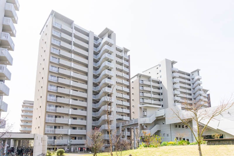 複数棟の並ぶＯＰＨ千里佐竹台Ⅱ