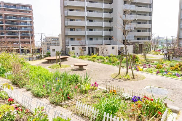 ＯＰＨ千里佐竹台Ⅱ内の季節の花々の見れる遊歩道