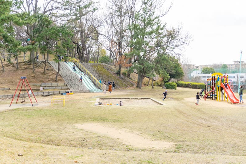 青山公園 斜面を生かした長いすべり台や複合遊具 ブランコ 砂場