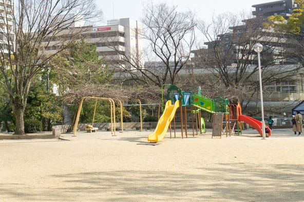 千里西町公園内の遊具