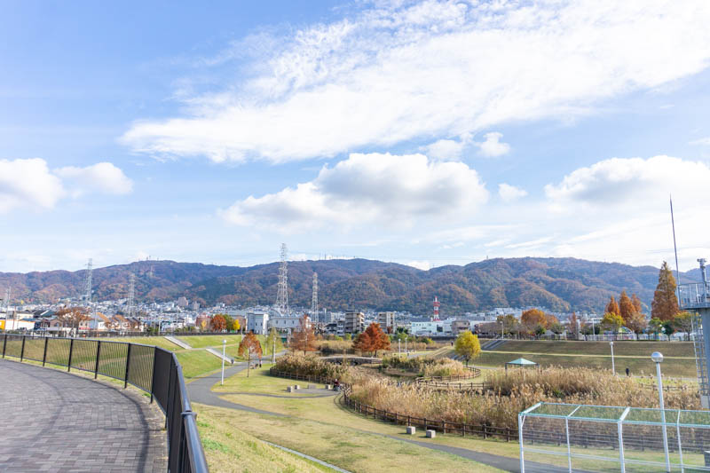 生駒山の雄大な景色が見渡せる「花園中央公園」