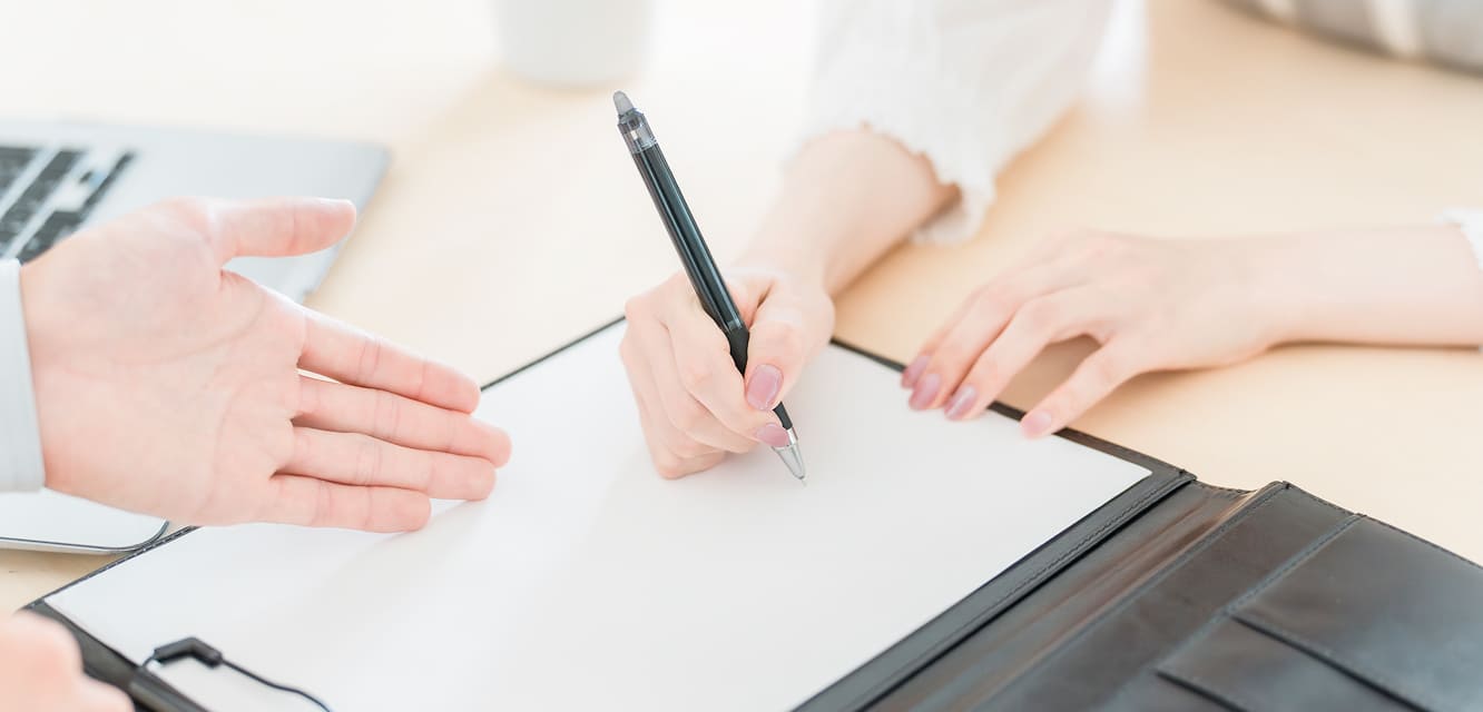 契約書類を書いている様子
